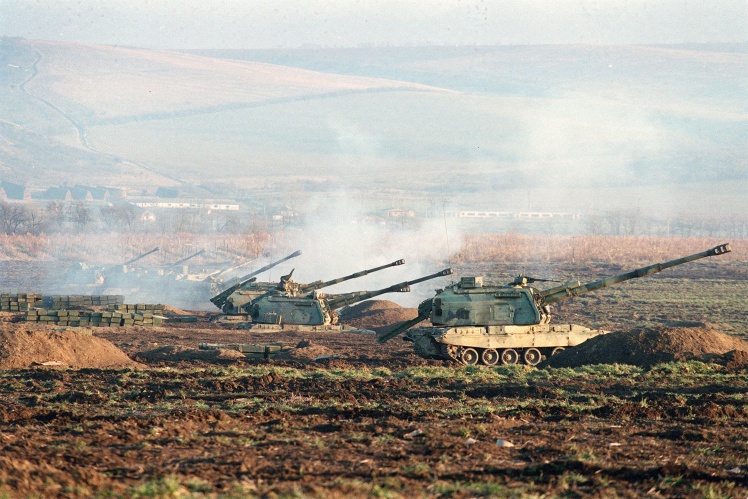 Russian artillery shelling Grozny, December 1999.