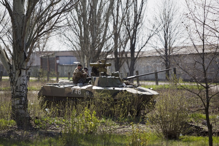 Десантники ЗСУ тримають позицію біля аеродрому Краматорська, 18 квітня 2014 року.