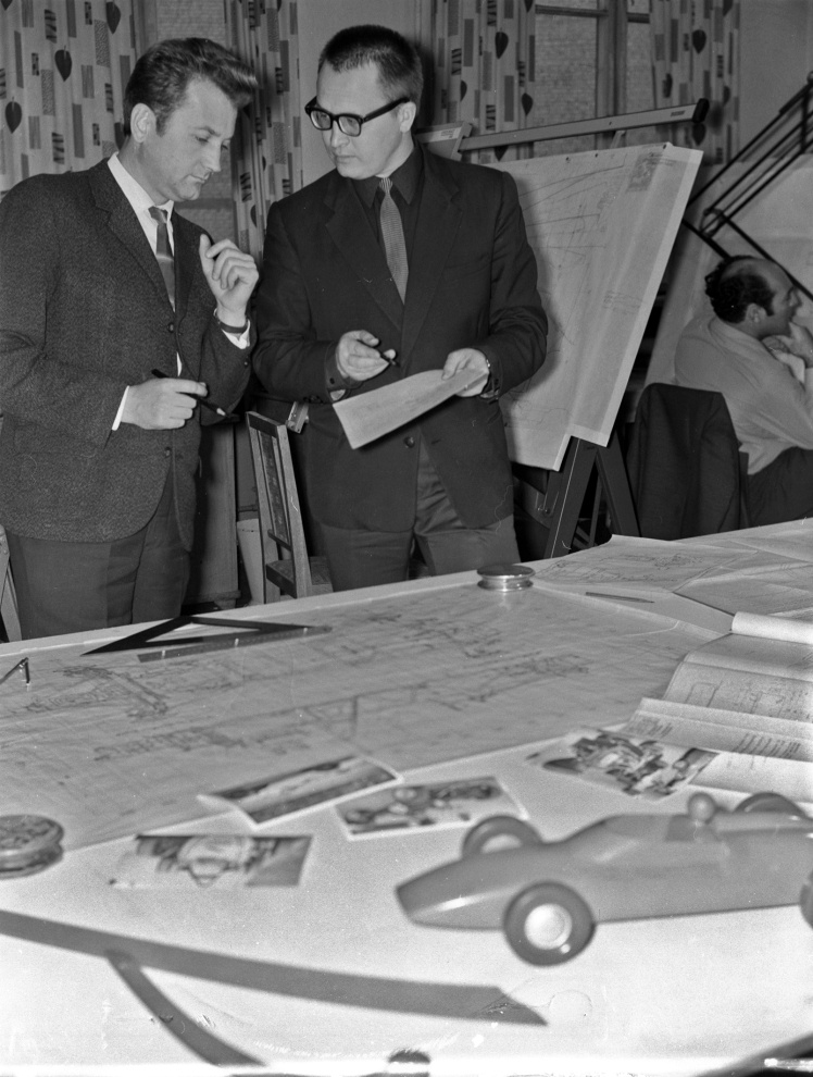Члени групи молодіжного конструкторського бюро Запорізького автозаводу обговорюють конструкцію нового гоночного автомобіля «Юність», 21 листопада 1970 року.