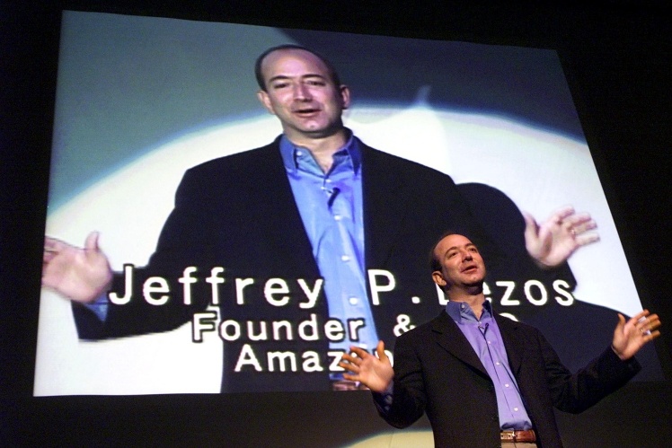 Джефф Безос выступает на конференции в Токио, 1 ноября 2000 года. 