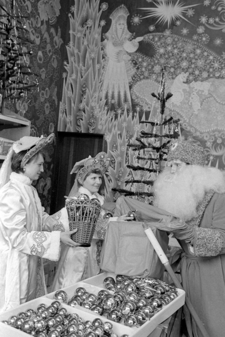 Продавцы киевского магазина «Сказка» готовят новогодние подарки, декабрь 1981 года.