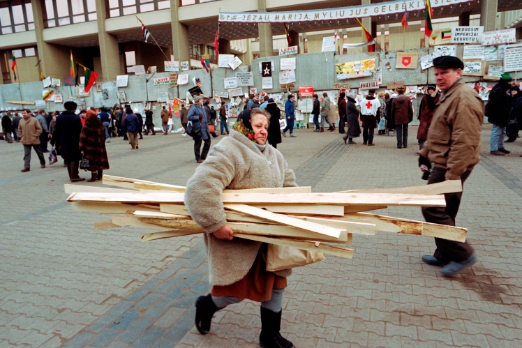 Мешканка Вільнюсу проходить повз будівлю парламенту Литви, оточену барикадами, 19 січня 1991 року.