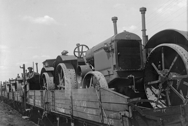 Колона тракторів ХТЗ перед відправкою на машинно-тракторну станцію в Київській області, 1932 рік.