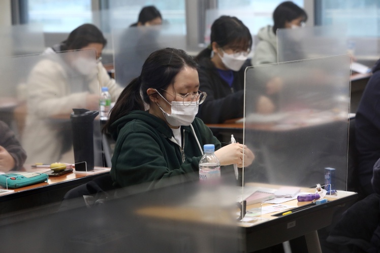 Старшеклассники Сеула сдают южнокорейский аналог ВНО в период пандемии коронавируса, 3 декабря 2020 года.