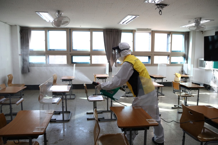 Дезінфекція класу в сеульській середній школі YoungSang, 1 грудня 2020 року.