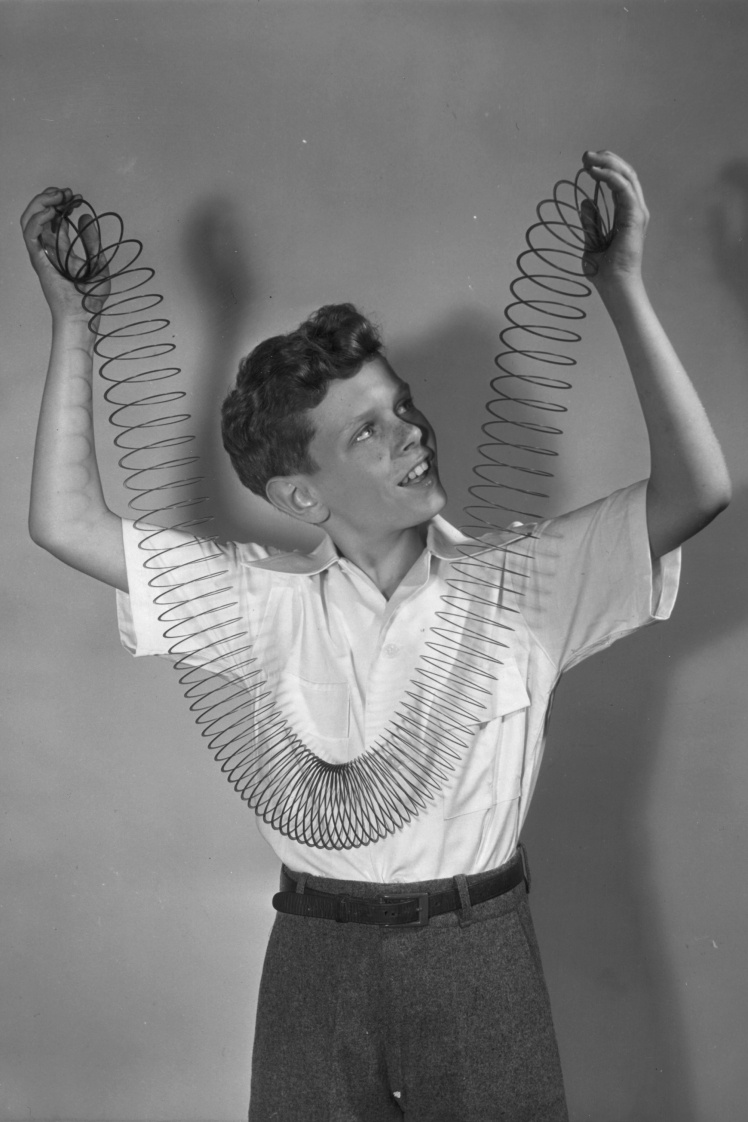 Хлопчик тримає в руках іграшкову пружинку Slinky, 1946 рік.