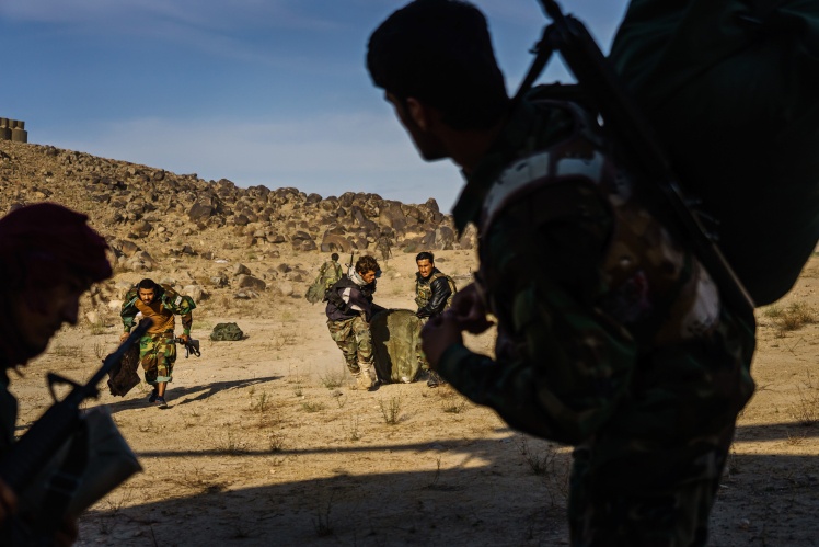 Афганські солдати відступають до гелікоптера Sikorsky UH-60 Black Hawk під обстрілом талібів у провінції Кандагар. Афганістан, 6 травня 2021 року. 