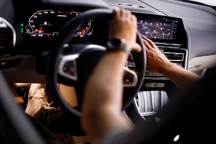 Перед водителем BMW M850i xDrive Gran Coupé находится приборная панель и дисплей управления с диагональю 26 сантиметров. Под правой рукой — центральная консоль управления. Одним нажатием кнопки на консоли водитель может вывести на дисплей меню настроек и включить подходящий режим двигателя, подвески, рулевого управления, тормозной системы и системы M xDrive.