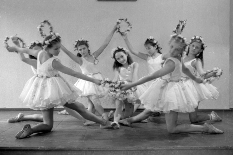 «Весняний танець» у виконанні учасниць балетного гуртка Київської жіночої середньої школи № 89, 1949 рік.