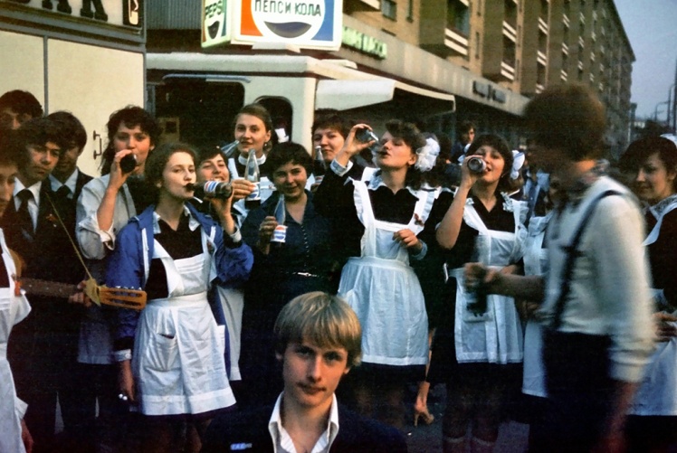 Выпускники московской школы пьют Pepsi, 25 мая 1981 года.