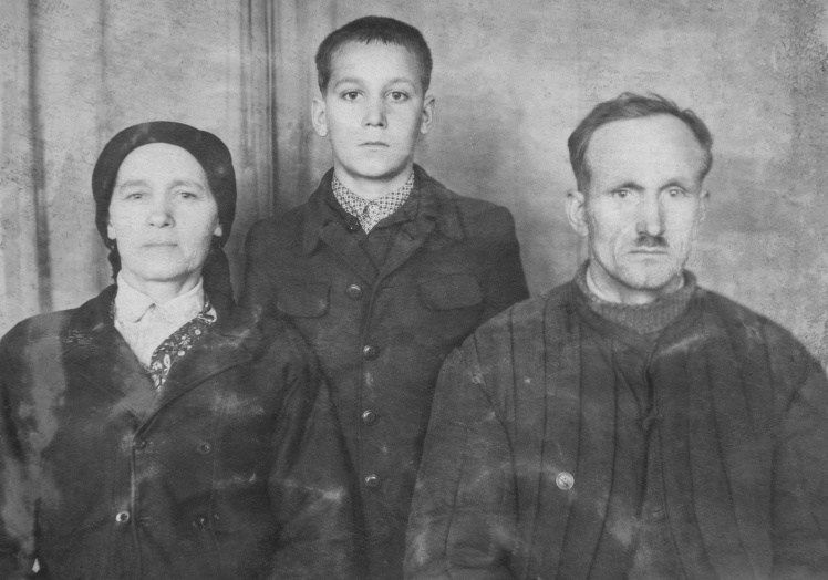 Сім'я Пилипів через місяць після примусового вивезення до Сибіру в селі Єрмаківка Іркутської області, 1951 рік. Їх депортували з українського села Грабів у Карпатах.