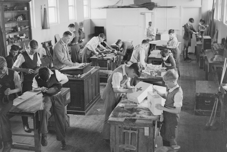 Урок праці в евакуйованих лондонських школярів, 27 вересня 1940 року.