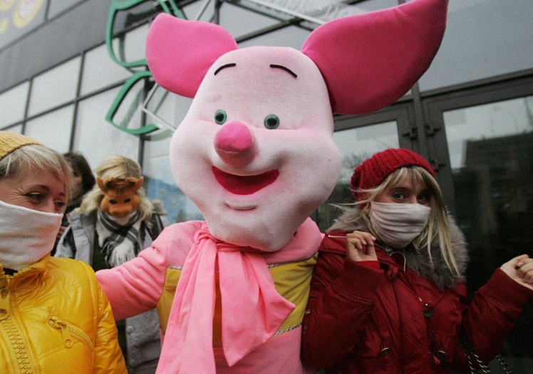 Флеш-моб «Хватай свинью!», устроенный студентами в центре Киева 6 ноября 2009 года.