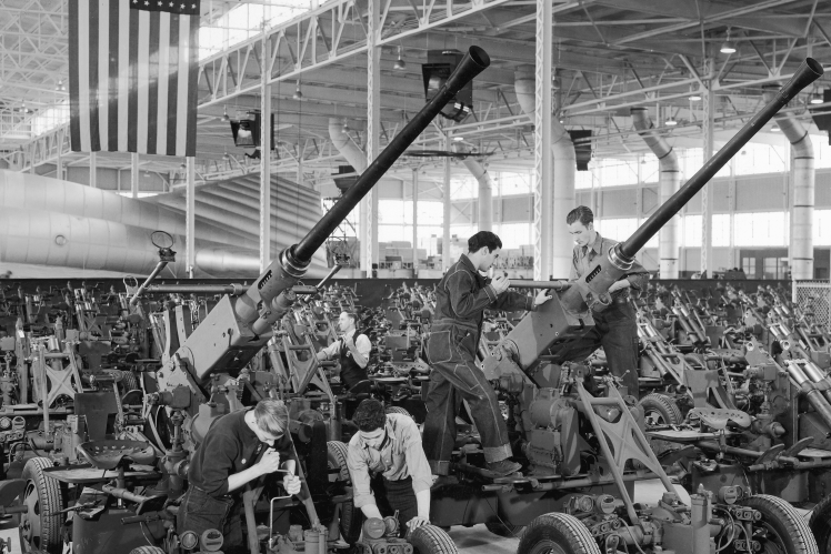 Робітники, які брали участь у масовому виробництві 40-мм зенітних артилерійських установок і лафетів Bofors на заводі Firestone у США під час Другої світової війни, 1943 рік.