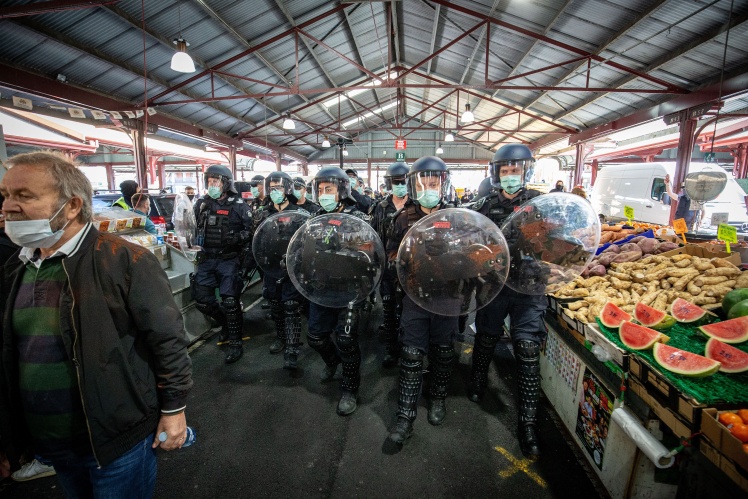 Полиция на рынке Королевы Виктории во время протестов против жесткого карантина в Мельбурне, 13 сентября 2020 года.