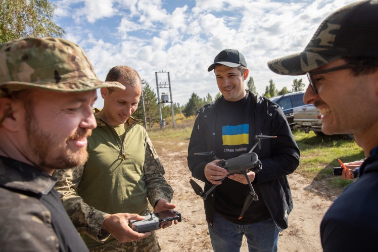 Керівник Global Drone Academy Антон Вікленко (ліворуч від Федорова) і гуморист Ігор Ласточкін (праворуч).