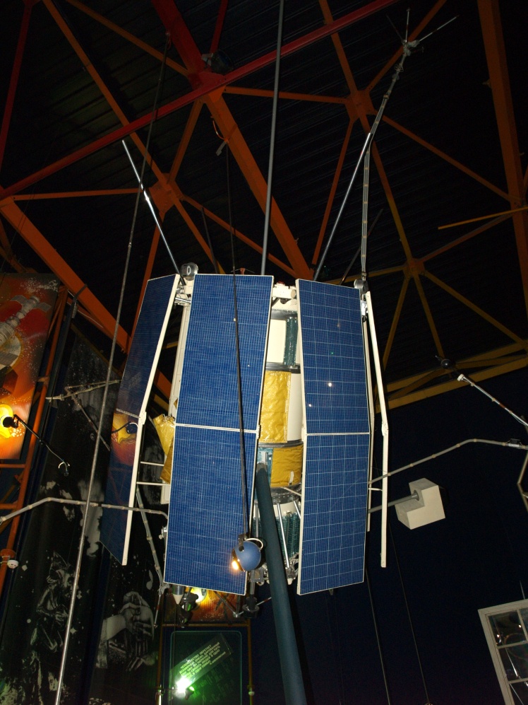 Макет штучного супутника Землі «Ореол-3». Його запустили в 1981 році, щоб дослідити верхні шари атмосфери Землі та природу північного сяйва.