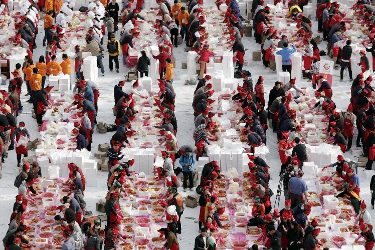 Фестиваль кімчі в Сеулі, готові страви потім роздають біднякам, 3 листопада 2017 року.