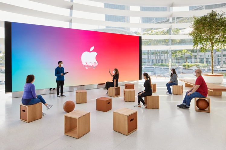 Apple показала інтер'єр плавучого магазину в Сінгапурі — дивитися фото