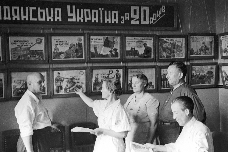 У парткабінеті Молотовського райкому (з 1957 року — Шевченківський район) КП(б)У в Києві, 1939 рік.