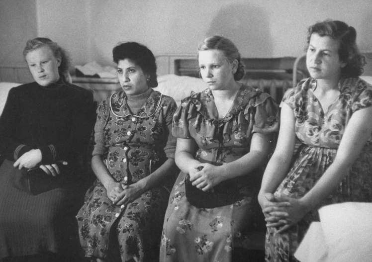 Вагітні радянські жінки на інструктажі перед народженням дитини, серпень 1956 року.