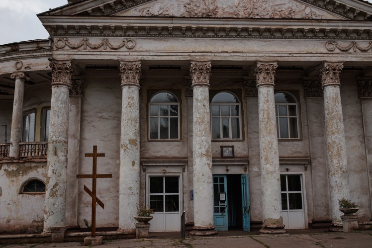 Церковь в старом клубе шахты «Октябрьская».