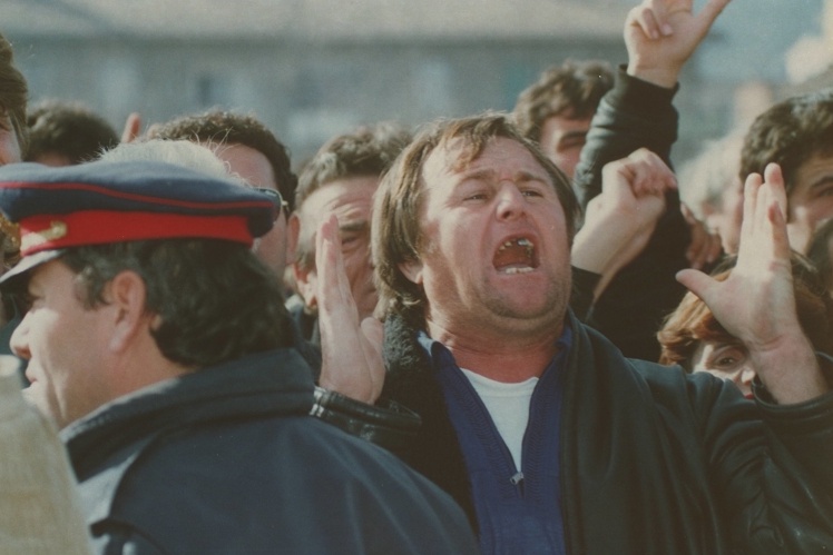 Первые протесты обманутых вкладчиков финансовых пирамид в Тиране, январь 1997 года.