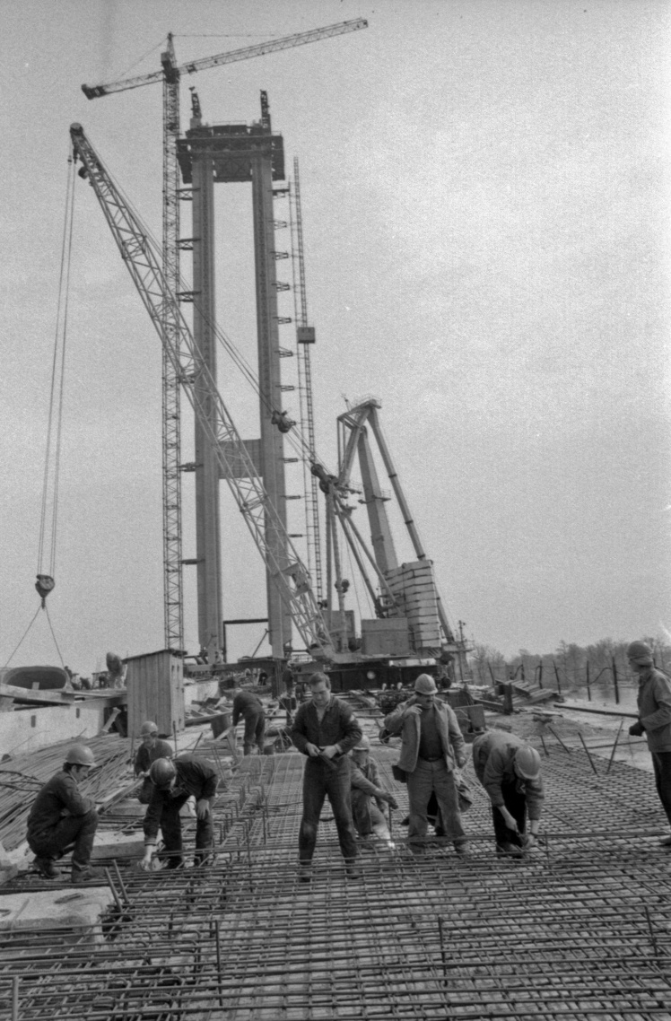 Мостобудівники монтують арматуру на Південному мосту, 1988 рік.