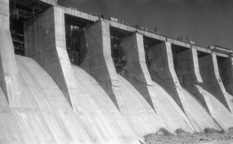Cracks in the bull dams of the Dnipro HPP dam, January 19, 1945.