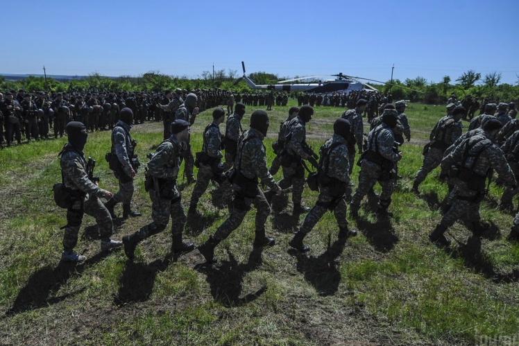 Бійці спецпідрозділу «Омега» Національної гвардії в районі Словʼянська, 7 травня 2014 року.