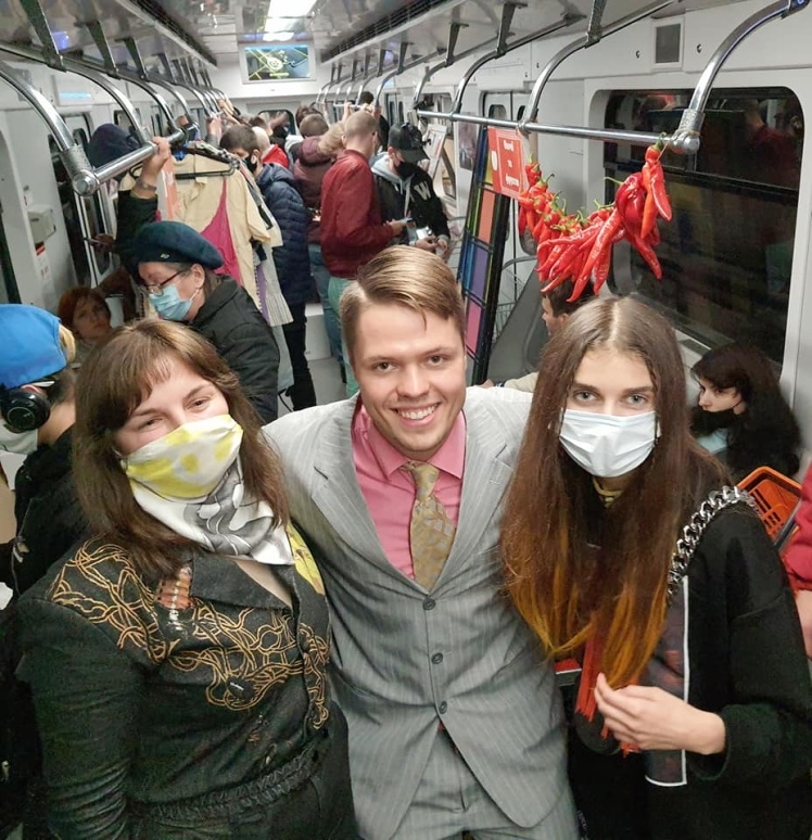 Участь у перформансі в метро взяли співачка Jerry Heil та блогер Антон Шкуратов.
