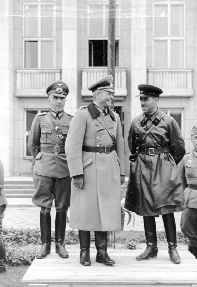 General Guderian (in the center) and Brigadier General Kryvoshein (right) understood each other perfectly and had a conversation without an interpreter. Both knew French well. Photo during the parade in Brest, September 22, 1939.