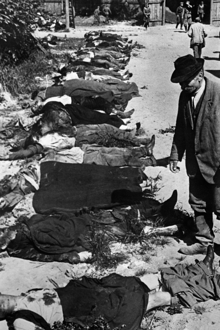Thi thể của những người Ukraine bị hành quyết trong sân nhà tù Lviv, tháng 7 năm 1943. Thi thể của những người Ukraine bị hành quyết trong sân nhà tù Lviv, tháng 7 năm 1943.