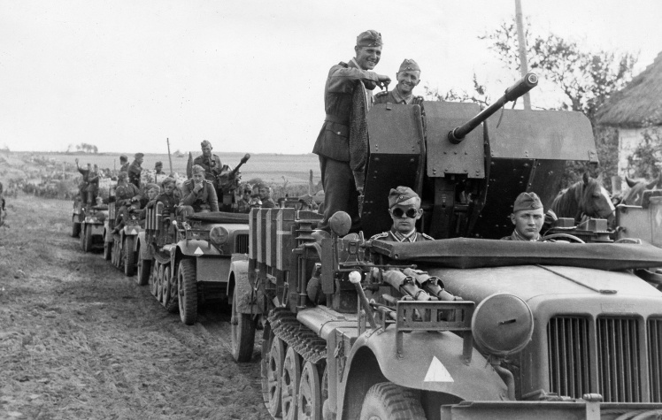 Колонна немецких моторизированных зенитных установок в районе Днепра, 25 августа 1941 года.