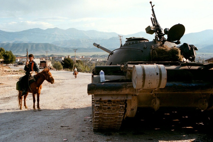 Захваченный повстанцами танк неподалеку от города Саранда на юге Албании, 9 марта 1997 года.