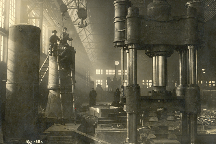 Монтаж парогидравлических прессов на Луганском паровозостроительном заводе, 1932 год.