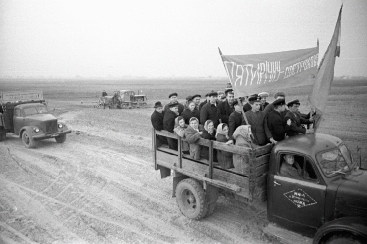 Колгоспники колгоспу «Шлях до комунізму» Малинського району (район ліквідований 19 липня 2020 року) Житомирської області їдуть на суботник, 15 квітня 1972 року.