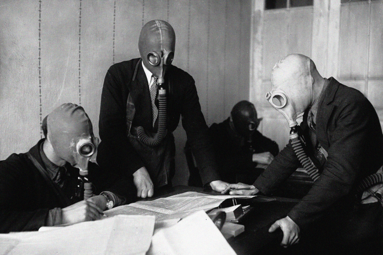 Конструктори Київського заводу сільгоспмашин «Червоний екскаватор» працюють у протигазах, 1936 рік.