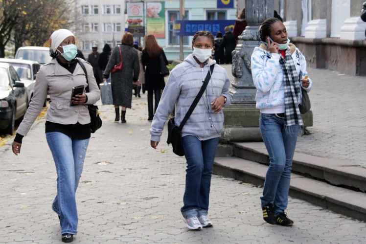 Дівчата в масках на одній з вулиць у Тернополі, 28 жовтня 2009 року.