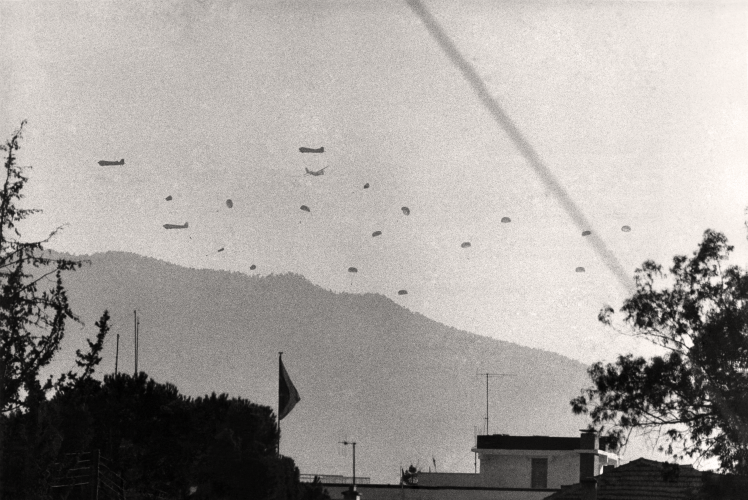 Высадка турецкого десанта неподалеку от столицы Кипра Никосии, июль 1974 года. Город до сих пор разделен на греческую и турецкую части.