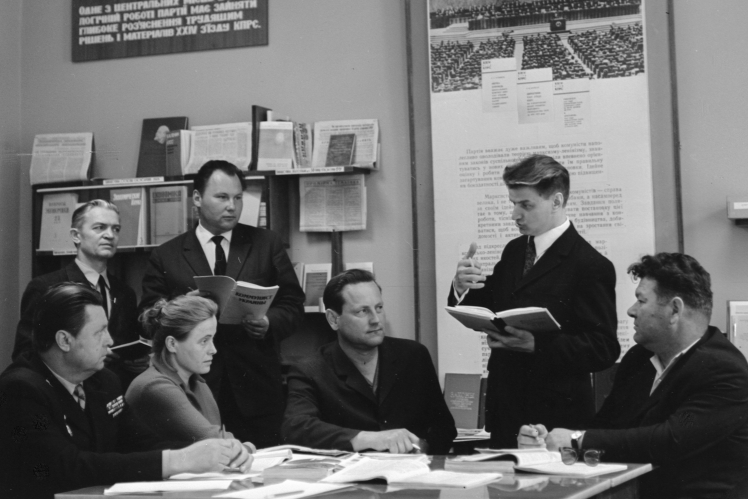 Заведующий кабинетом политического просвещения Броварского горкома КПУ Н. К. Козий (второй справа) консультирует пропагандистов, Бровары, 8 мая 1973 года.