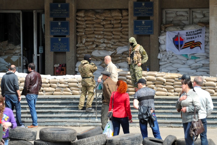 Бійці загону Ігоря Стрєлкова (Гіркіна) на східцях міськради Словʼянська, 16 квітня 2014 року.