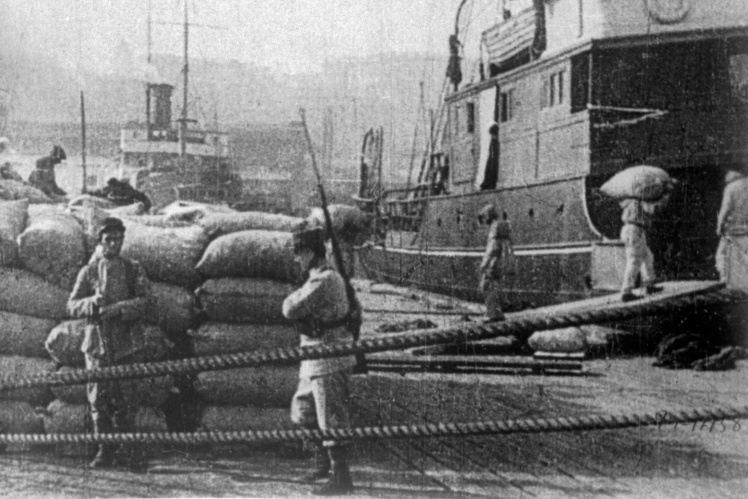 На фото: Погрузка пшеницы на французские корабли в порту Одессы, февраль-март 1919 года.