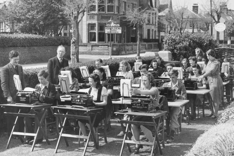 Навчання просто неба в Лондоні через нестачу класних приміщень, травень 1940 року.