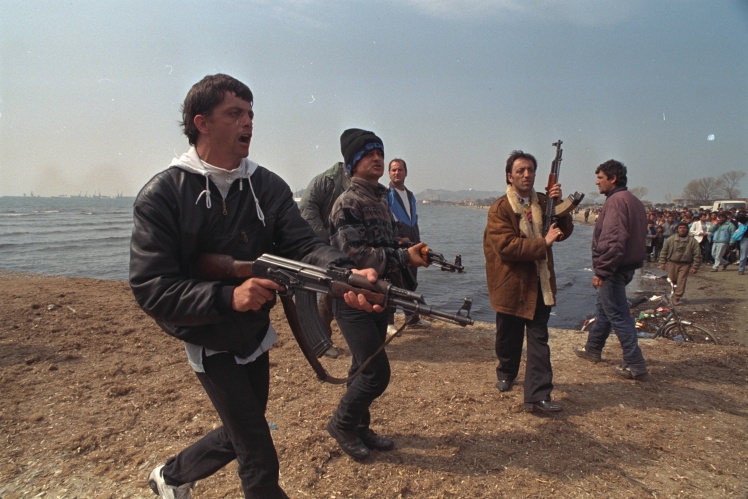 Албанцы с автоматами Калашникова, захваченными на армейских складах, март 1997 года.