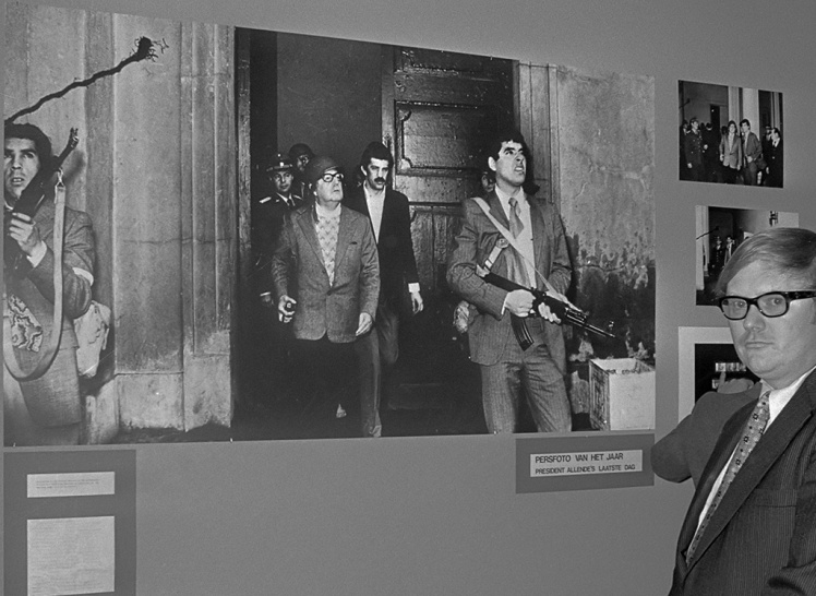 Графический редактор The New York Times Дэйн Бат рядом с последним фото Сальвадора Альенде с автоматом в руках во время военного переворота в 1973 году. В марте следующего года этот снимок Сержа Плантюро победил на конкурсе World Press Photo.