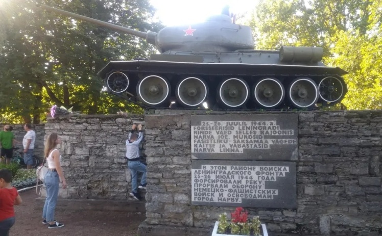 Скупчення людей біля памʼятника-танка у Нарві.