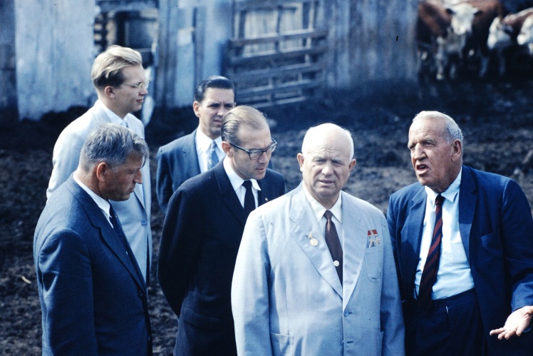 Никита Хрущев на ферме во время визита в США, сентябрь 1959 года.