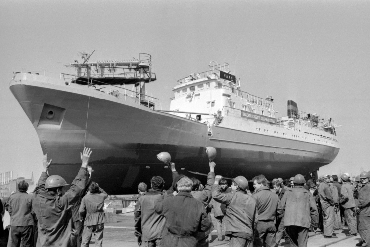 Спуск на воду судна «Улан», построенного на Киевском судостроительном заводе «Ленинская кузница» (сейчас завод «Кузница на Рыбальском») в день Всесоюзного коммунистического субботника, 21 апреля 1985 года.