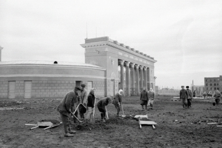 Жителі Ворошиловграда (нині Луганськ) на суботнику біля стадіону імені Ворошилова (з 1962 року — стадіон «Авангард» ), 4 вересня 1950 року.